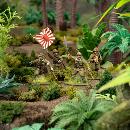 Bolt Action For the Emperor! 402616025 – pomalowane plastikowe figurki japońskiego dowództwa 28mm: oficer z pistoletem i mieczem, chorąży z flagą Wschodzącego Słońca, żołnierz z granatem i trębacz, mundury khaki, na tle dżungli z palmami i paprociami, Warlord Games
