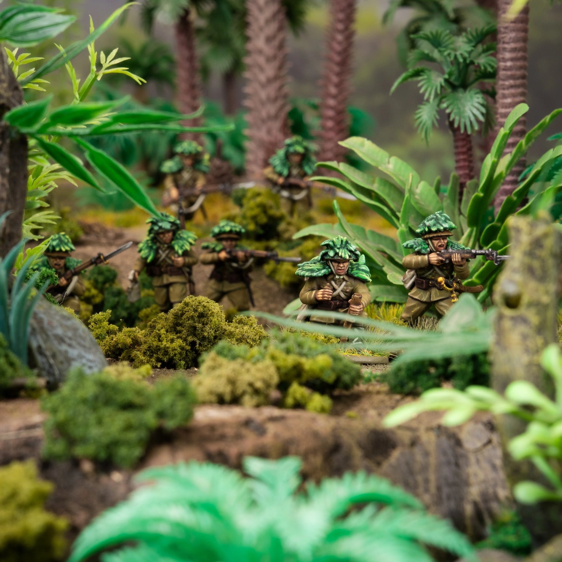 Bolt Action For the Emperor! 402616025 – pomalowana plastikowa sekcja 6 japońskich żołnierzy piechoty 28mm z liśćmi maskującymi na hełmach, w mundurach khaki, nacierający przez gęstą dżunglę z karabinami i granatem, Warlord Games
