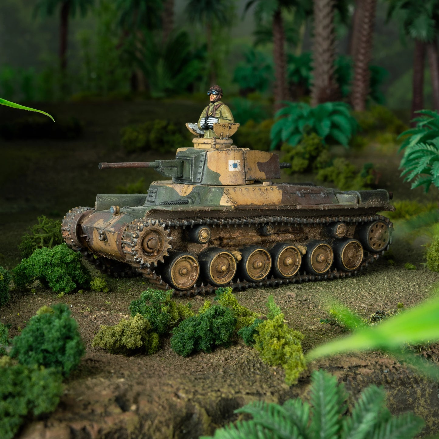 Bolt Action For the Emperor! 402616025 – pomalowany plastikowy model czołgu średniego Chi-Ha 28mm w trójkolorowym kamuflażu khaki/zielony/brązowy z dowódcą w otwartym włazie, na tle dżungli z palmami i paprociami, Warlord Games
