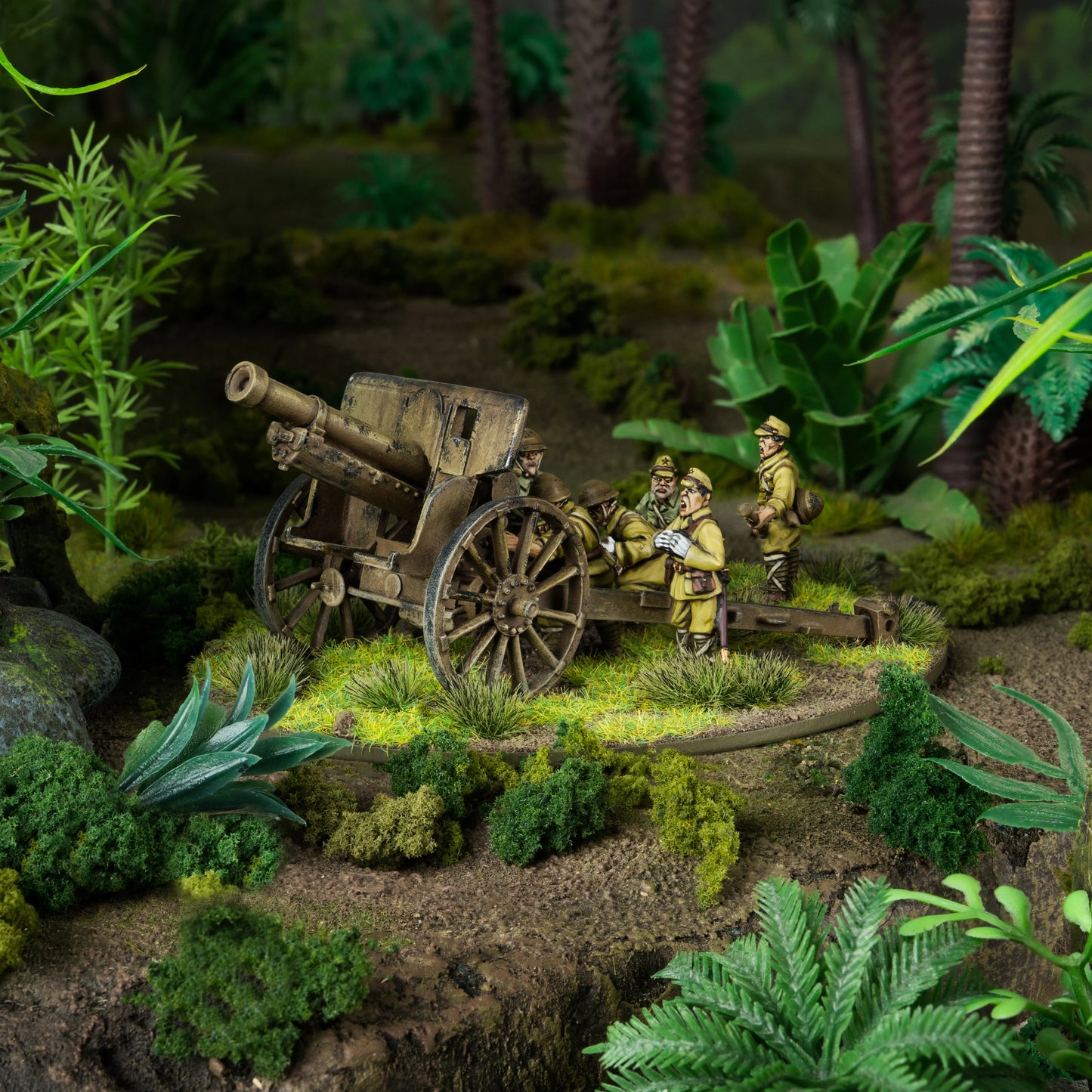 Bolt Action For the Emperor! 402616025 – pomalowany metalowy model haubicy Type 91 105mm z 3-osobową obsługą w mundurach khaki, na tle dżungli z palmami i paprociami, Warlord Games
