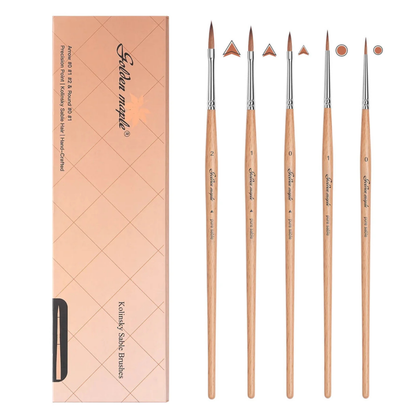 Kolinsky Sable Spear Point & Round Brush Set Golden Maple – 5 pędzli z syberyjskiego włosia Kolinsky Sable: 3 Spear Point (Arrow) rozmiary #0, #1, #2 i 2 Round rozmiary #0, #1, drewniane uchwyty bukowe z logo Golden Maple, srebrny ferrule, obok różowe pudełko prezentacyjne z napisem "Kolinsky Sable Brushes", białe tło
