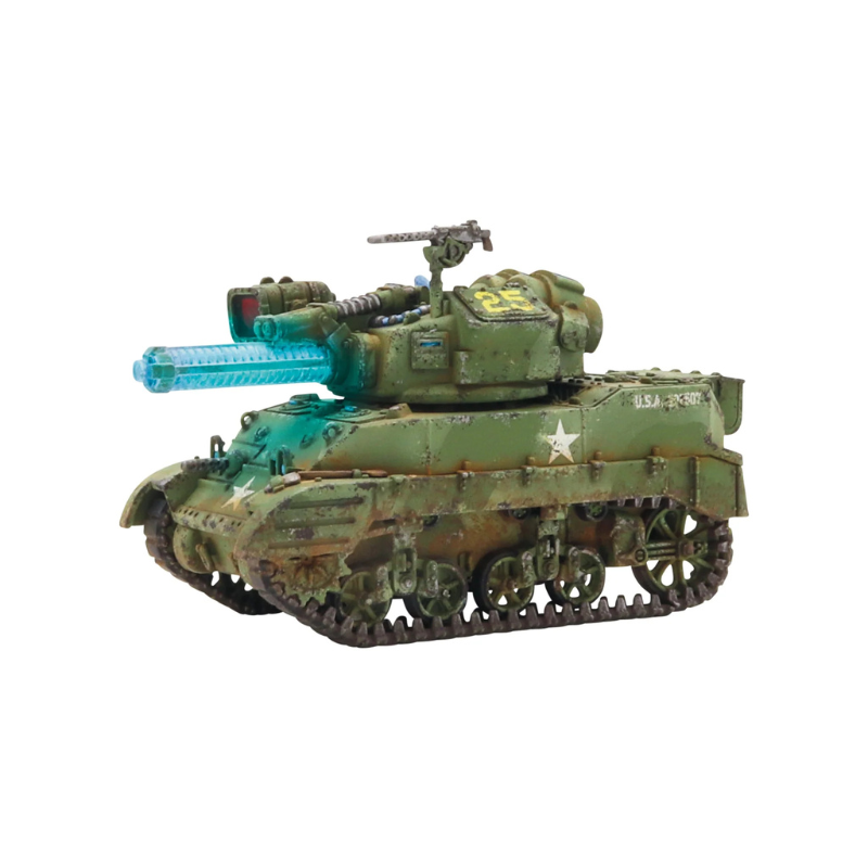 Konflikt '47 M5A2(T) Stuart Light Tank 452600405 – pomalowany model lekkiego czołgu USA w kamuflażu oliwkowym z Lekkim Działem Tesli w niebieskim kolorze, biała gwiazda na kadłubie, numer 25 na wieży, MMG na wieży, widok z przodu lewej strony, 28mm Warlord Games
