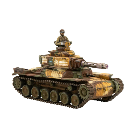 Konflikt '47 Type 97-Kai Shiboru Chi-Ha Light Tank 452611202 – pomalowany model plastikowo-żywiczny czołgu Imperium Japonii w trójkolorowym kamuflażu piaskowo-oliwkowo-brązowym, widok z przodu prawej strony: wieżyczka z Działem Shiboru z chromowaną lufą z pierścieniami, dowódca w ciemnozielonym mundurze i okularach lotniczych w otwartym włazie, białe tło, 28mm Warlord Games
