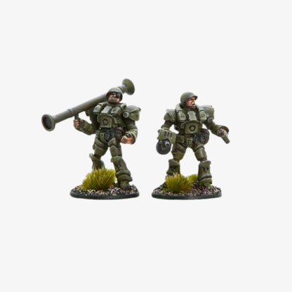 Konflikt '47 US Heavy Bazooka Team 453010402 – 2 pomalowane metalowe figurki amerykańskiej ciężkiej piechoty w zbroi wspomaganej: strzelec z super bazuką na ramieniu i amunicyjny, widok z przodu, okrągłe podstawki z trawą, 28mm Warlord Games
