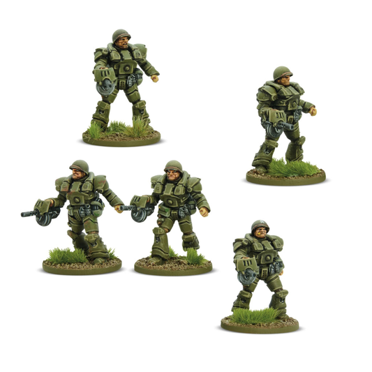 Konflikt '47 US Heavy Infantry 453010405 – 5 pomalowanych metalowych figurek amerykańskiej ciężkiej piechoty w zielonej zbroi wspomaganej, widok z tyłu: detale plecaków z reaktorami zasilającymi i panelami zbroi, okrągłe podstawki z trawą, 28mm Warlord Games
