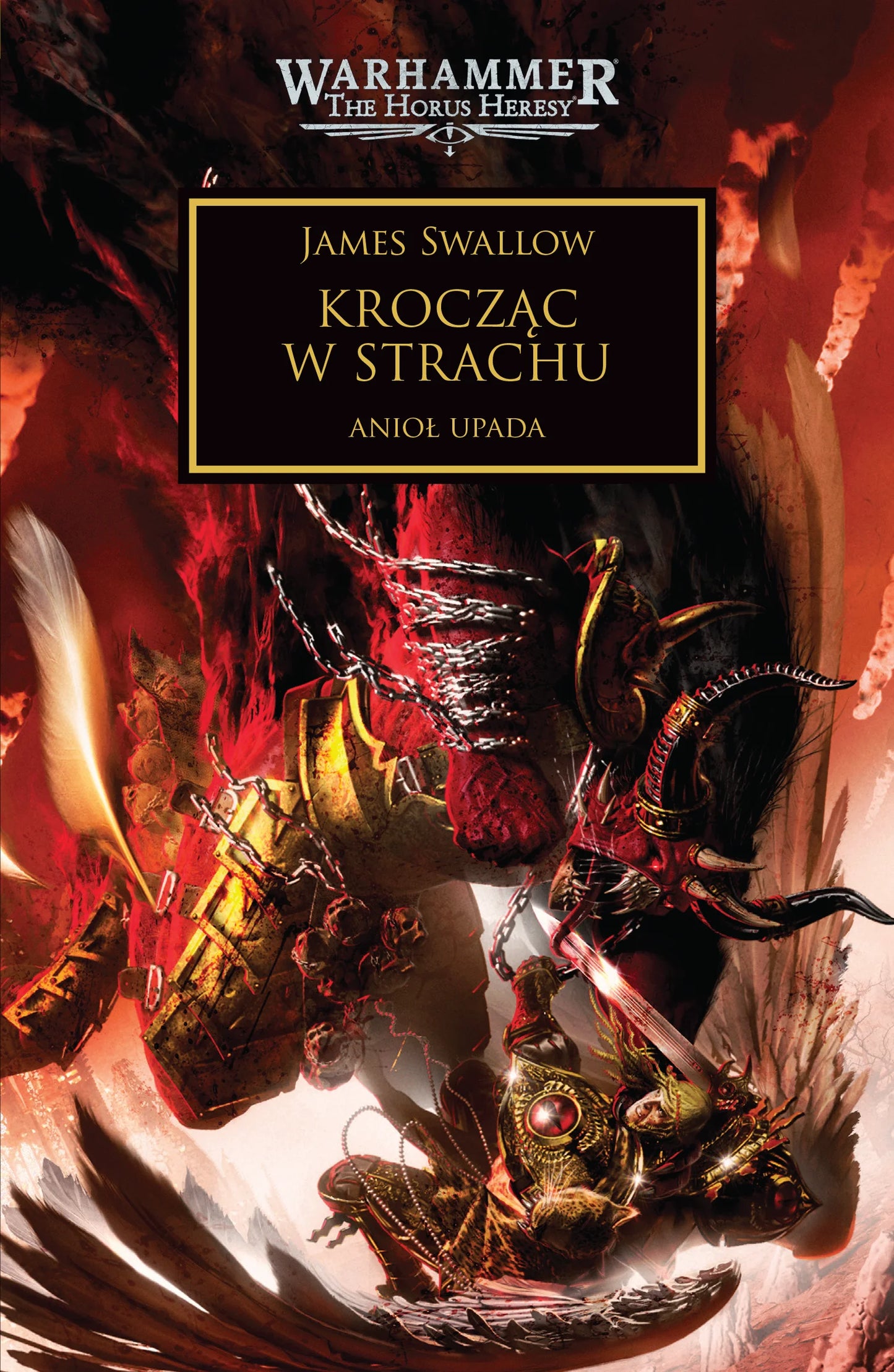Warhammer The Horus Heresy Krocząc w Strachu Tom XXI Anioł Upada – okładka powieści: zbliżenie na Sanguiniusa w złotej zbroi ze skrzydłami walczącego z demonem w czarnej zbroi z rogami i łańcuchami, czerwone płomieniste niebo w tle, napis Krocząc w Strachu Anioł Upada, autor James Swallow, logo Warhammer The Horus Heresy, wydawnictwo Copernicus Corporation
