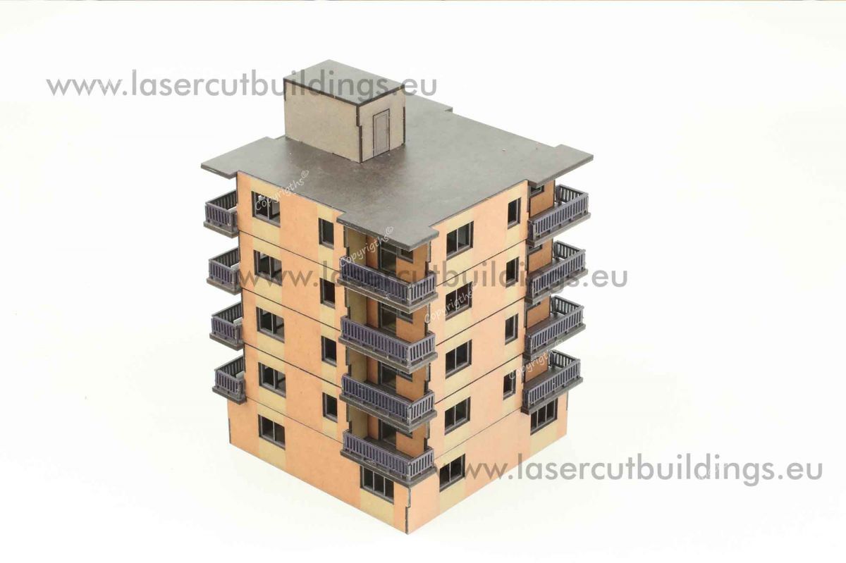 Blok punktowiec z balkonami LBHP0352 – widok izometryczny z prawej strony na 6-piętrowy blok z balkonami i nadbudówką na dachu, prepainted, 28mm Laser Cut Buildings
