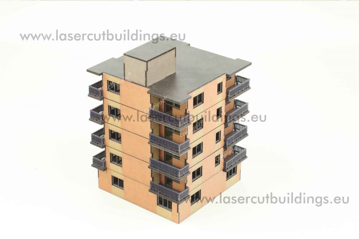 Blok punktowiec z balkonami LBHP0352 – widok izometryczny z tyłu na 6-piętrowy blok z balkonami na każdym piętrze i nadbudówką na dachu, prepainted, 28mm Laser Cut Buildings

