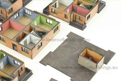 Blok punktowiec z balkonami LBHP0352 – widok z góry na 3 kondygnacje rozłożone z kolorowymi wnętrzami i dach z nadbudową obok, 28mm Laser Cut Buildings
