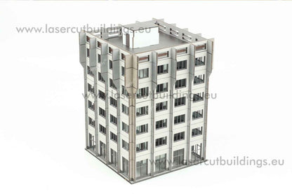 Budynek biurowy II LBHP0356 – widok izometryczny z lewej strony na 8-piętrowy biurowiec z szarymi kolumnami i tarasem na dachu, prepainted, 28mm Laser Cut Buildings
