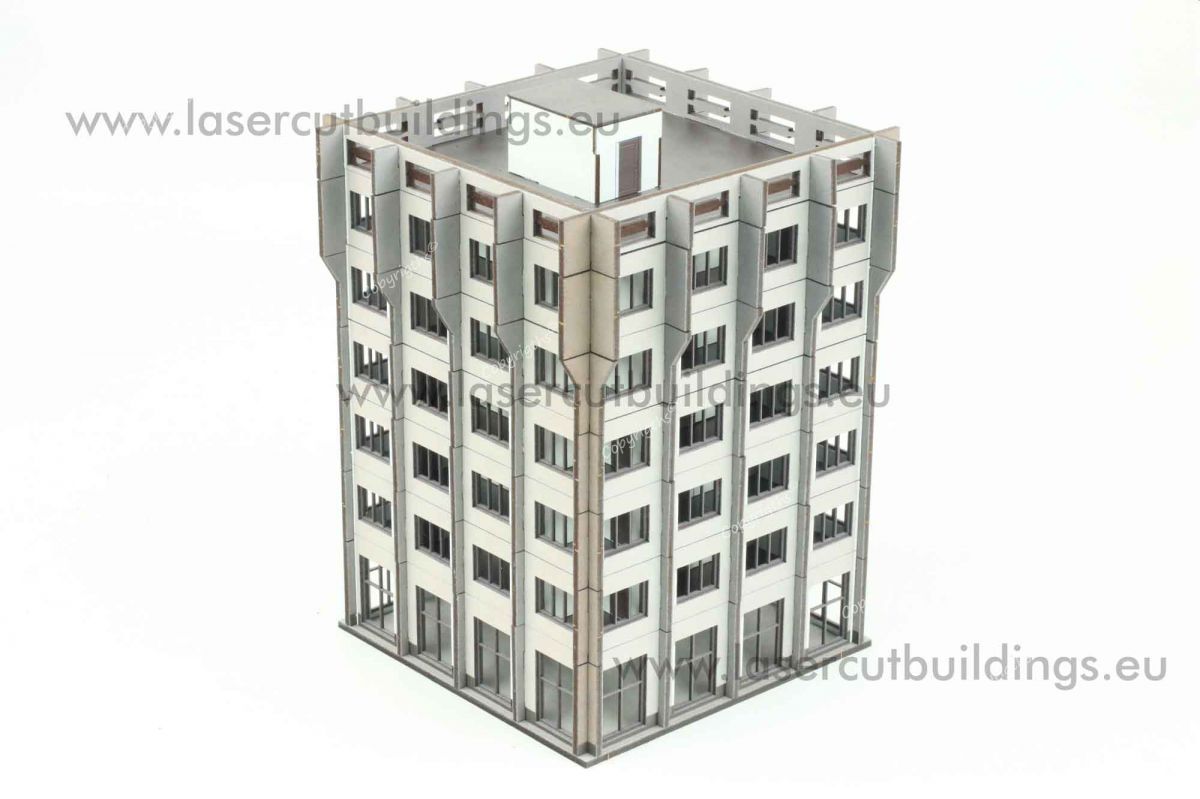 Budynek biurowy II LBHP0356 – widok izometryczny z prawej strony na 8-piętrowy biurowiec z narożnymi kolumnami i tarasem na dachu, prepainted, 28mm Laser Cut Buildings
