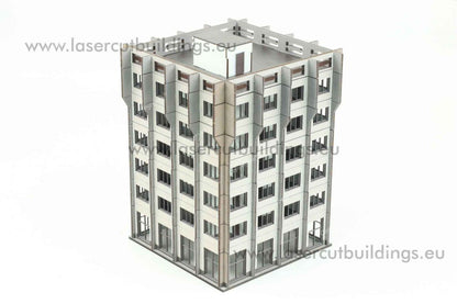 Budynek biurowy II LBHP0356 – widok izometryczny z prawej strony na 8-piętrowy biurowiec z narożnymi kolumnami i tarasem na dachu, prepainted, 28mm Laser Cut Buildings

