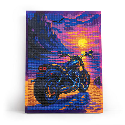 Mozaika diamentowa 5D Jazda o Zachodzie Słońca 30×40 cm Värvikas LE173e – ukończony obraz mozaiki diamentowej motocykla na blejtramie
