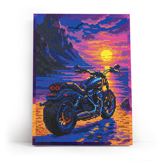 Mozaika diamentowa 5D Jazda o Zachodzie Słońca 30×40 cm Värvikas LE173e – ukończony obraz mozaiki diamentowej motocykla na blejtramie
