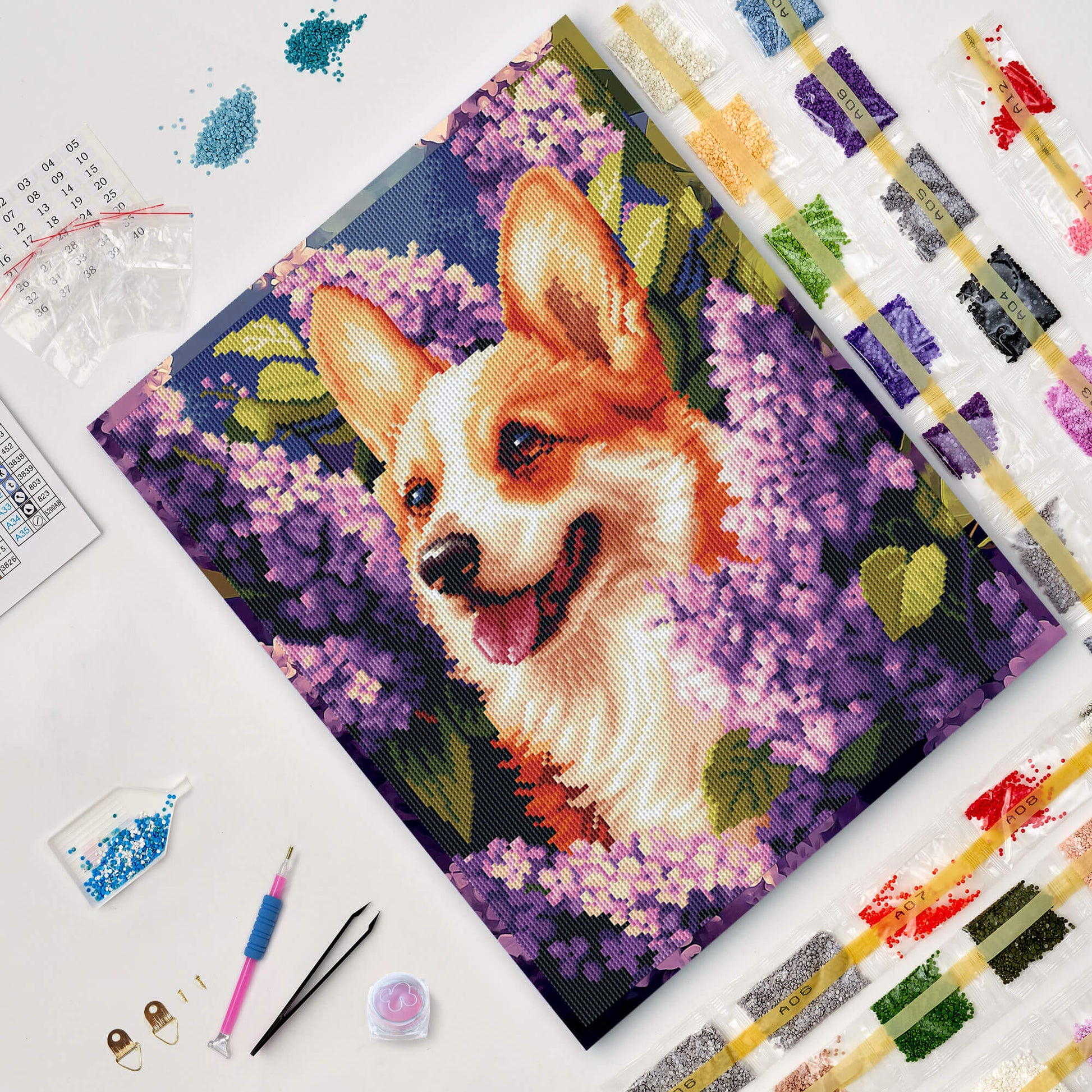 Mozaika diamentowa 5D Wiosenny Corgi Värvikas LG363e – zestaw rozłożony na stole z płótnem i akcesoriami
