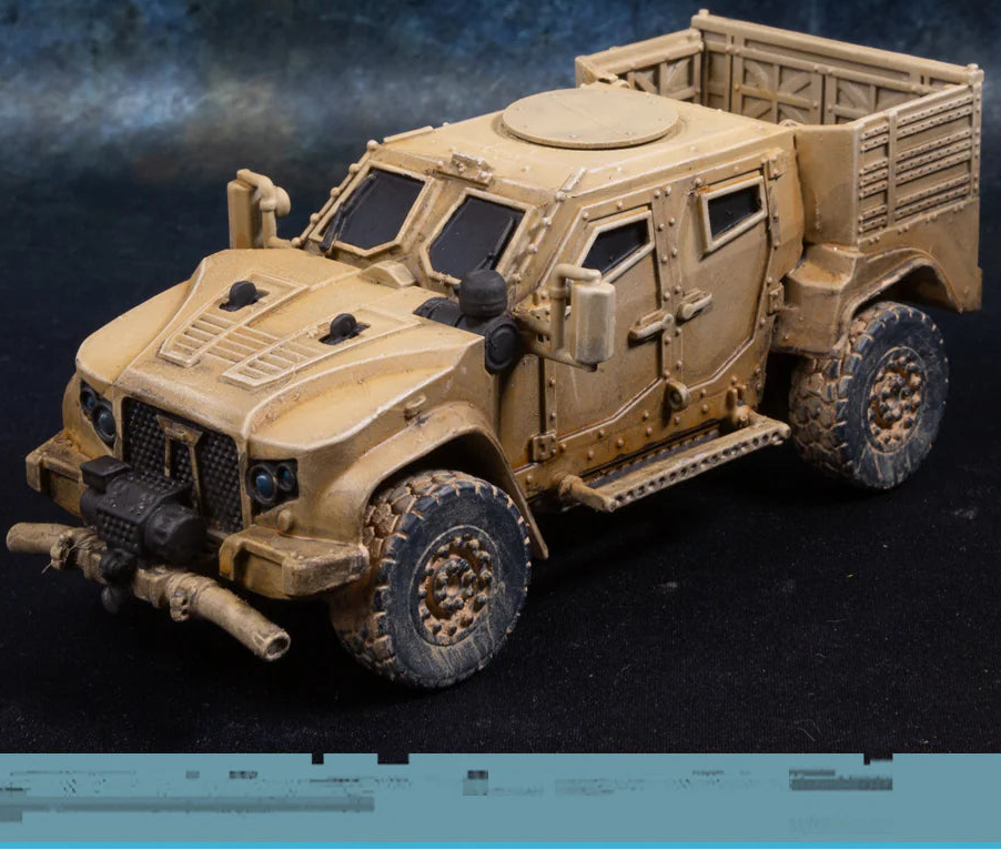 LTV Light Tactical Vehicle Spectre Miniatures – opancerzony pojazd taktyczny żywica 1/50 widok z przodu skos, pustynny
