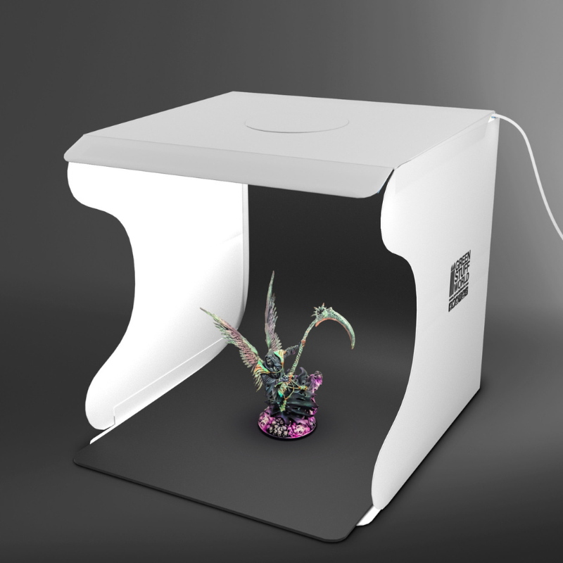 Lightbox Studio XL 3584 – Green Stuff World – składane studio fotograficzne LED XL z czarnym tłem i figurką, widok produktowy
