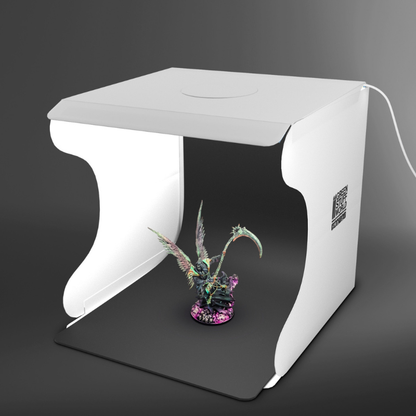 Lightbox Studio XL 3584 – Green Stuff World – składane studio fotograficzne LED XL z czarnym tłem i figurką, widok produktowy