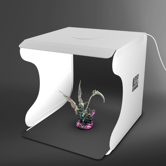 Lightbox Studio XL 3584 – Green Stuff World – składane studio fotograficzne LED XL z czarnym tłem i figurką, widok produktowy