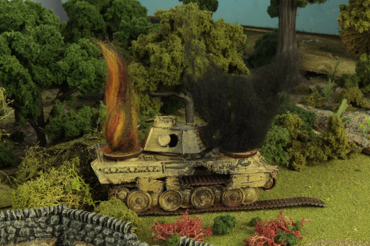 Tank Damage Markers Bolt Action – płonący model Pantery i zniszczony czołg lekki na stole do gry, widok ogólny dioramy z piechotą za murem
