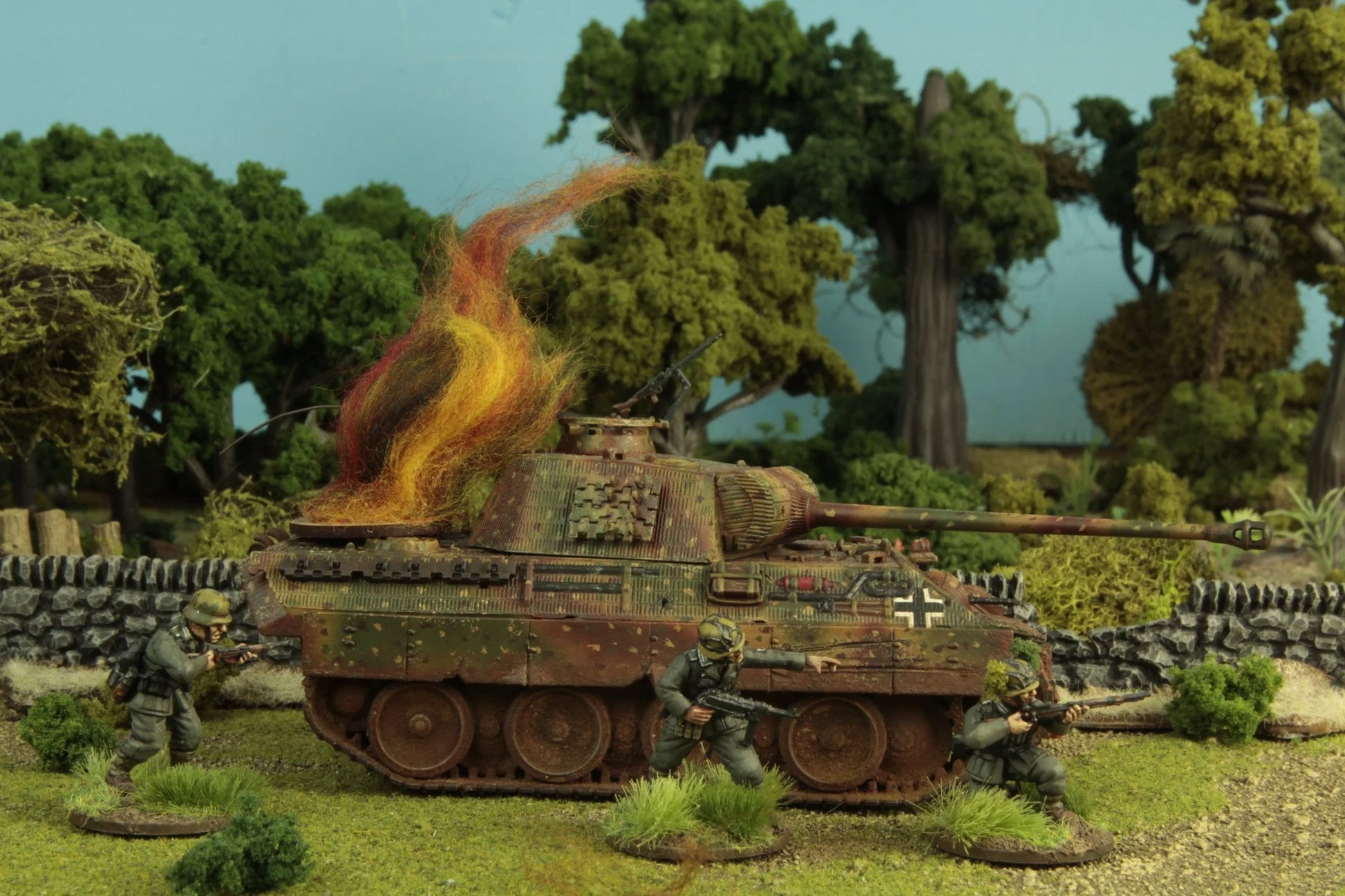 Tank Damage Markers Bolt Action – model lekkiego czołgu otoczony czarnym dymem, efekt zniszczenia pojazdu na stole do gry
