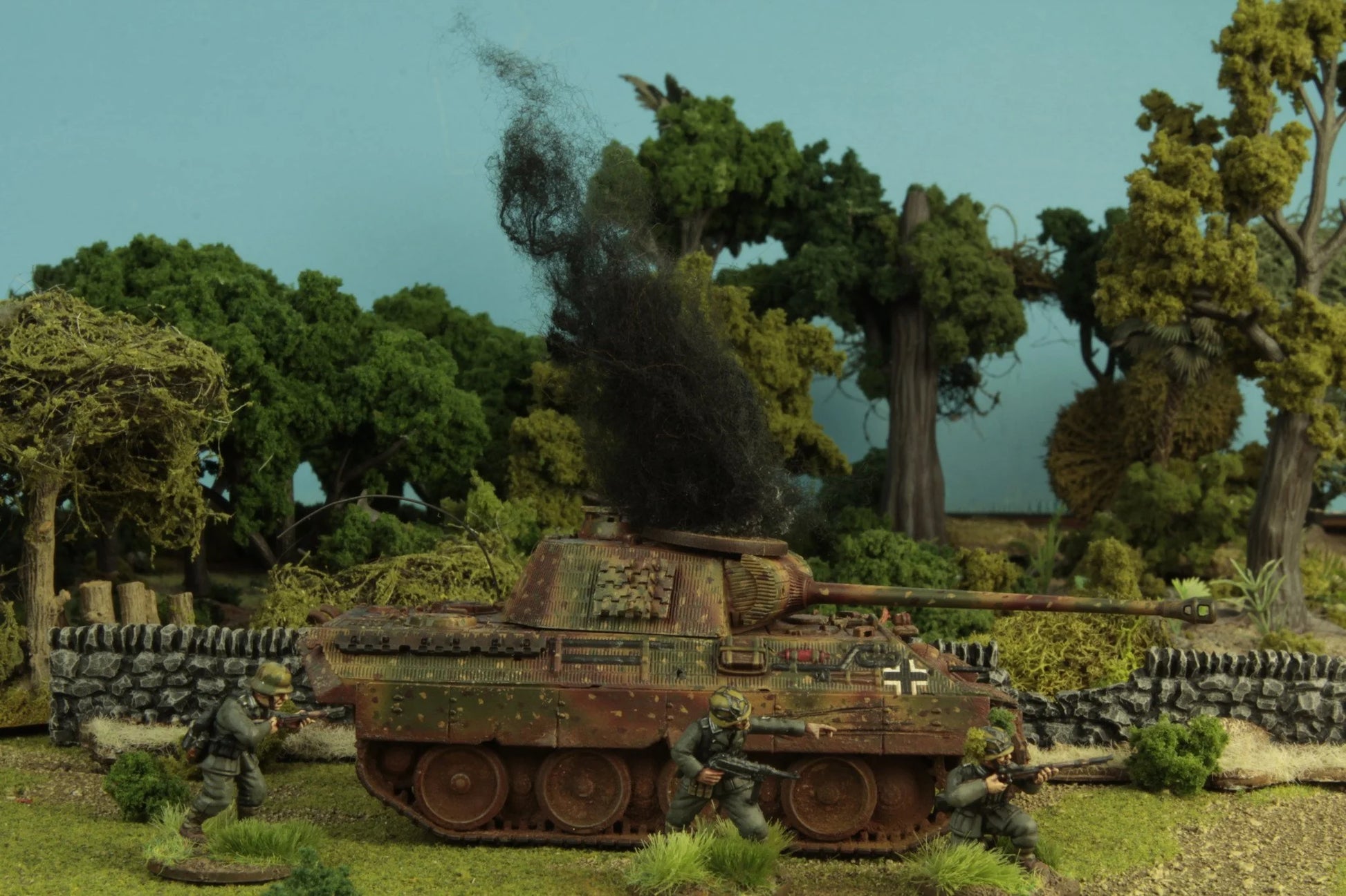Tank Damage Markers Bolt Action – płonąca Pantera z krzyżem żelaznym i piechotą niemiecką za murem, efekt ognia na modelu 28mm
