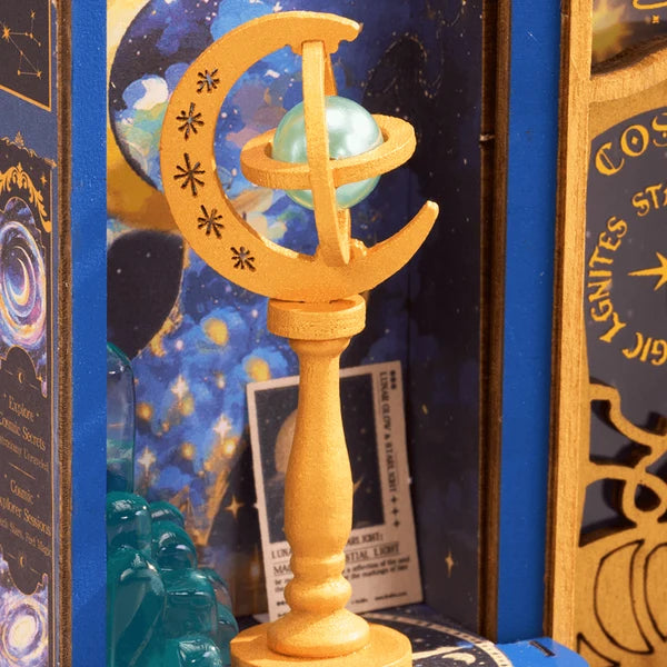 Sklep Astronomiczny Magic Astronomy Shop Rolife DS048 – zbliżenie na wnętrze sklepu z wiszacymi amuletami: księżycem, gwiazdą i krystałami