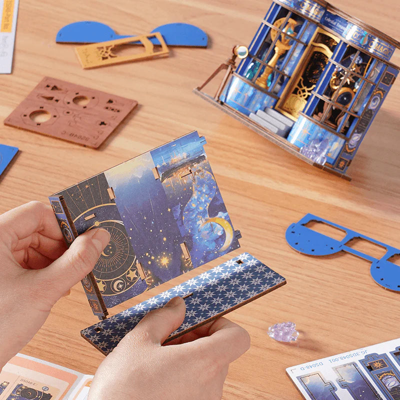 Sklep Astronomiczny Magic Astronomy Shop Rolife DS048 – sześć modeli z kolekcji Tiny Stores na drewnianym stole