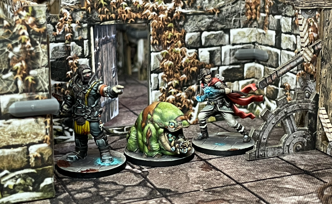 Maladum The Forbidden Creed – Kaan i Chiau napotykają Maladite Golema w korytarzu fortecy z bluszczem i drzwiami ukrytej lokacji
