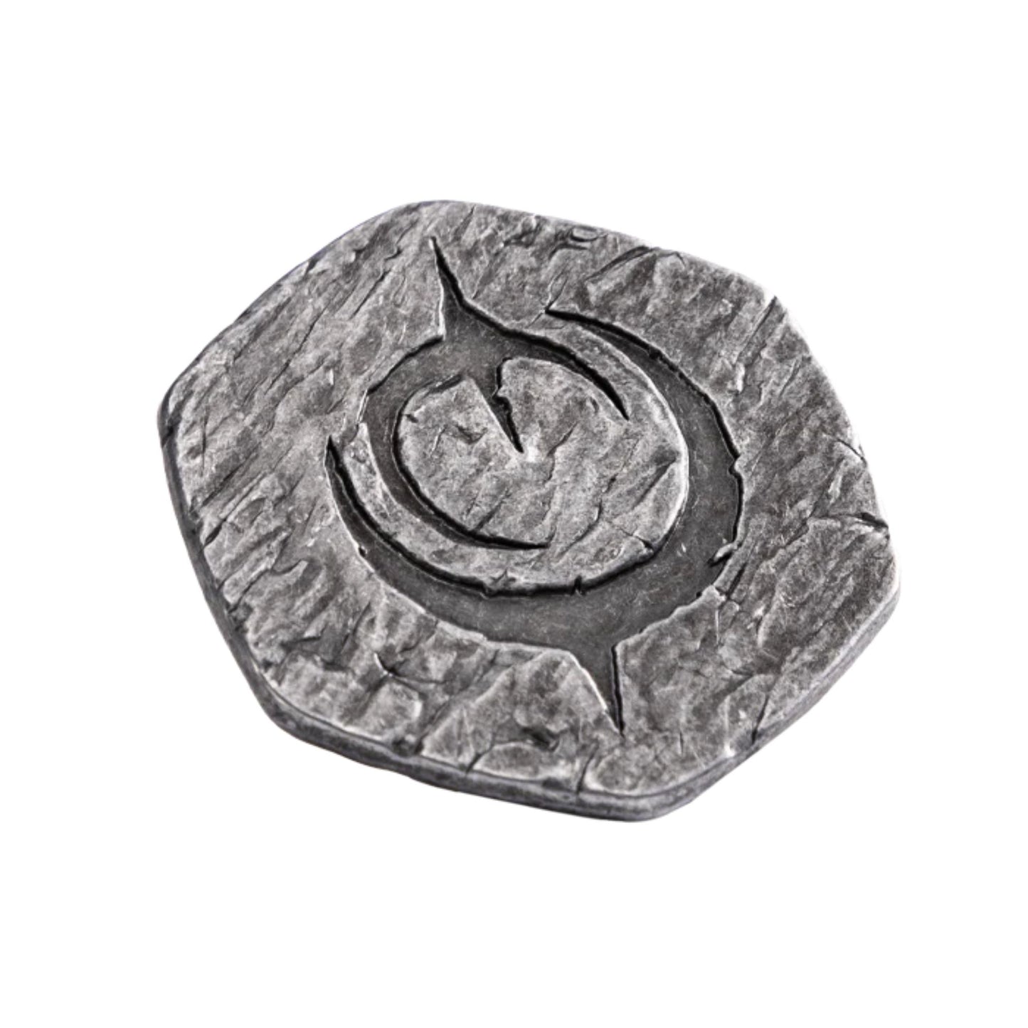 Malediction Metal Initiative Token – awers: ośmiokątny metalowy żeton z wytłoczonym logo Malediction na kamiennej teksturze, postarzane srebrne wykończenie, widok pod kątem na białym tle