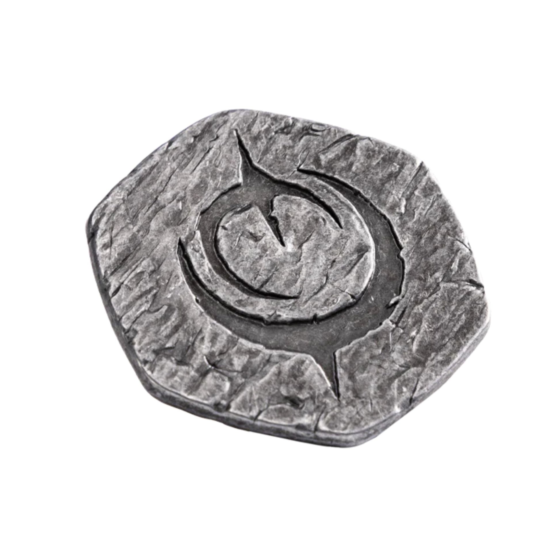 Malediction Metal Initiative Token – awers: ośmiokątny metalowy żeton z wytłoczonym logo Malediction na kamiennej teksturze, postarzane srebrne wykończenie, widok pod kątem na białym tle