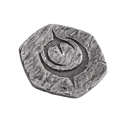 Malediction Metal Initiative Token – awers: ośmiokątny metalowy żeton z wytłoczonym logo Malediction na kamiennej teksturze, postarzane srebrne wykończenie, widok pod kątem na białym tle