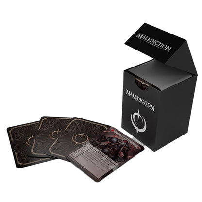 Malediction PP Deck Box – czarne pudełko otwarte z wachlarzem kart Malediction (rewers i awers Thundersteps) obok, widok z góry pod kątem na białym tle