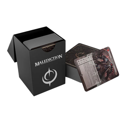 Malediction PP Deck Box – czarne pudełko z logo Malediction i kartą Thundersteps opartą z boku, widok frontalny na białym tle