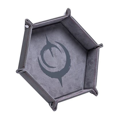 Malediction Premium Dice Tray – sześciokątna taca na kości złożona, widok z góry pod kątem: ciemnoszara zamszowa powierzchnia z logo Malediction i srebrne zatrzaśki na białym tle