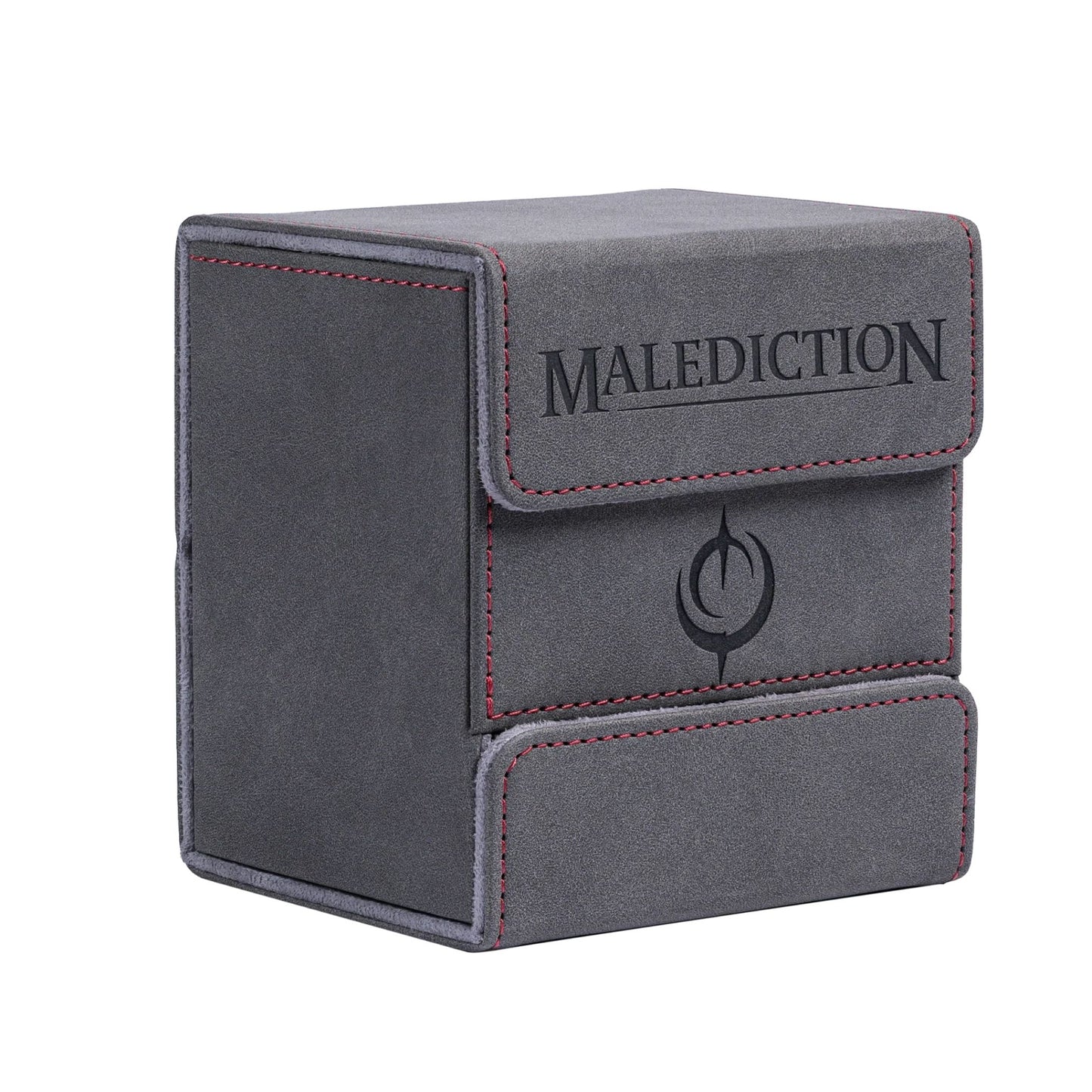 Malediction Premium Leather Deck Box – szare pudełko ze skóry ekologicznej zamknięte, z wytłoczonym napisem MALEDICTION i logo na froncie, czerwone szwy, widok pod kątem na białym tle