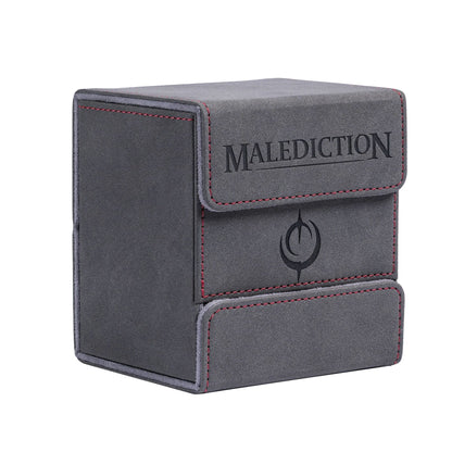 Malediction Premium Leather Deck Box – szare pudełko ze skóry ekologicznej zamknięte, z wytłoczonym napisem MALEDICTION i logo na froncie, czerwone szwy, widok pod kątem na białym tle