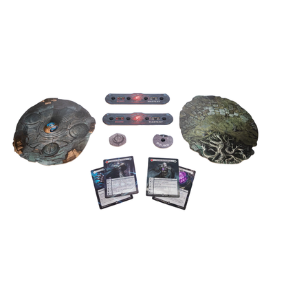 Malediction Two Player Starter Box – elementy gry: 2 okrągłe maty terenu (kamienna platforma i drzewo), 2 paski Echo/Mastery, żetony Round, karty Polinore Prime Archivist i Vorendal the Dreadheart z kartami Legacy na białym tle