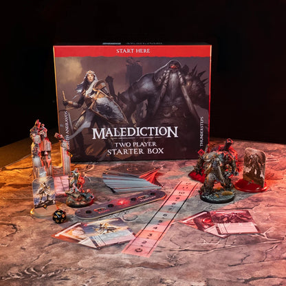 Malediction Two Player Starter Box Sigrith vs Thundersteps – pudełko gry z rozłożoną zawartością: standees Sigrith i Thundersteps, talia kart, linijka, pasek Echo/Mastery, kość D20 i karty jednostek na ciemnym kamiennym stole