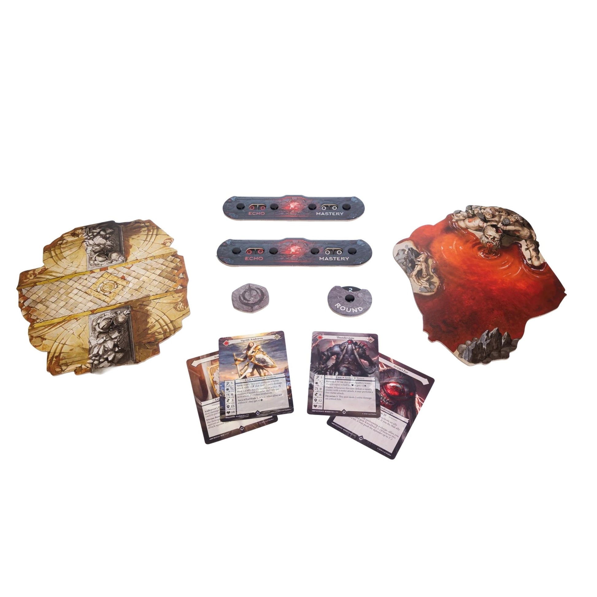 Malediction Two Player Starter Box Sigrith vs Thundersteps – elementy gry: 2 maty terenu (kamienna platforma i czerwona arena), 2 paski Echo/Mastery, żetony Round, karty Sigrith Andravos i Thundersteps z kartami Legacy na białym tle
