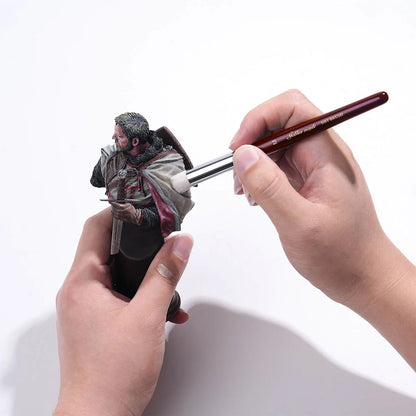 Dry brushing figurki rycerza pędzlem Golden Maple Dry Brush – technika suchego pędzlowania na modelu fantasy, widoczny drewniany uchwyt z napisem Golden Maple
