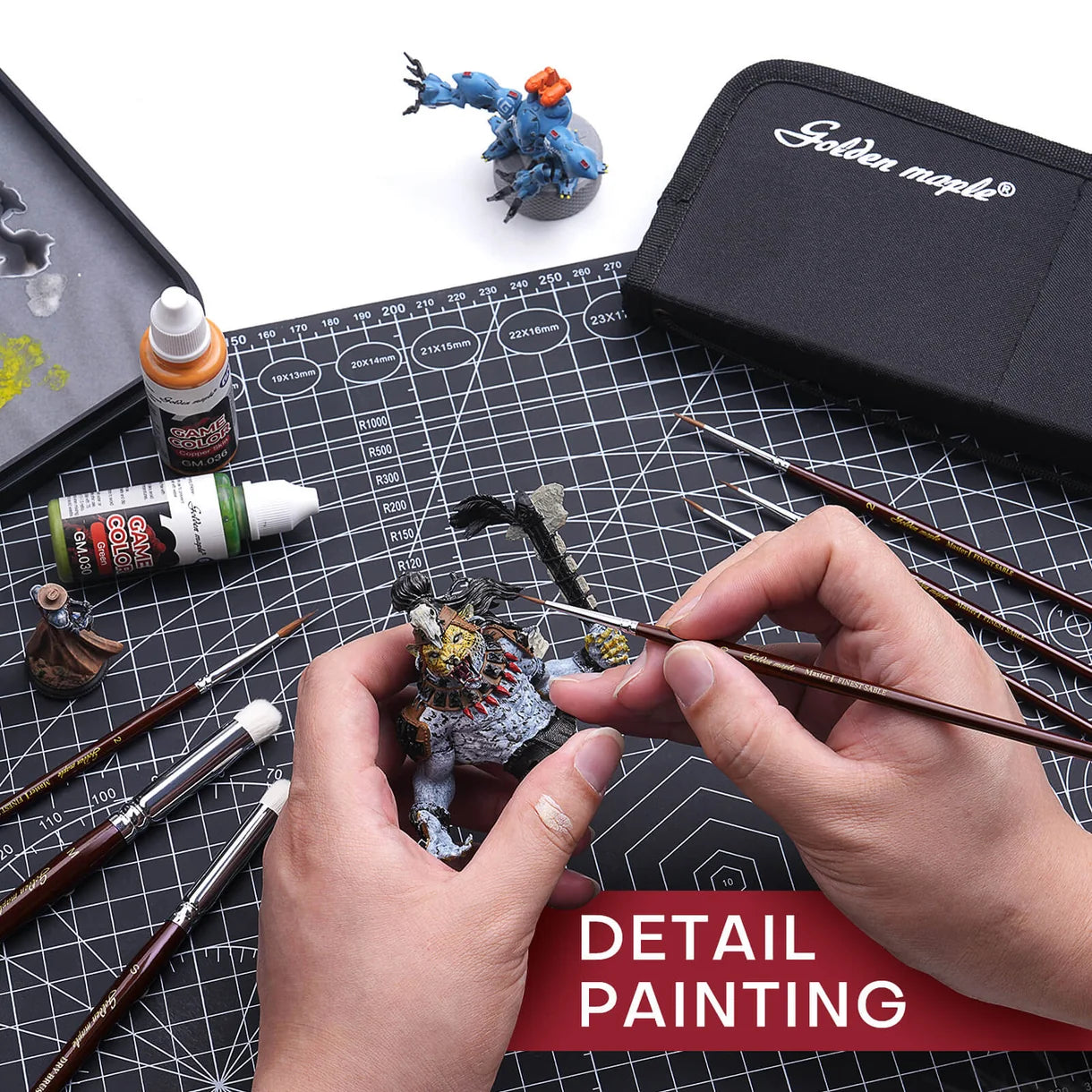 Malowanie figurki potwora pędzlem detalizującym Golden Maple Kolinsky Sable – napis DETAIL PAINTING, pędzle K-Series i farby Game Color na czarnej macie
