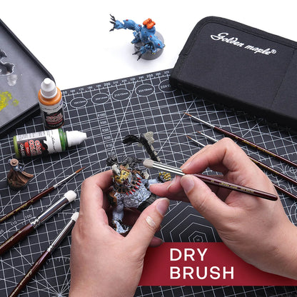 Dry brushing figurki potwora pędzlem Golden Maple Goat Hair – napis DRY BRUSH, pędzle K-Series i farby Game Color na czarnej macie, etui Golden Maple w tle
