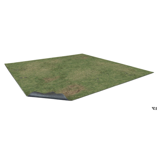 Mata do gry bitewnej Grassy Fields 60x60 cm (2'x2') v.1 z gridem 1"/25mm – widok z perspektywy: kwadratowa mata z nadrukiem trawiastego pola bitwy w odcieniach zielonych i brązowych z kępami trawy, śladami błota i piaszczystymi prześwitami, zagięty róg ukazuje szary spodni materiał antypoślizgowy, białe tło, Bolt Action, Warhammer 40000