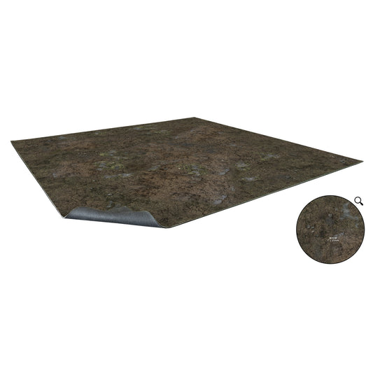 Mata do gry bitewnej Muddy Streets 90x90 cm (3'x3') z gridem 1"/25mm – widok z perspektywy: kwadratowa mata z nadrukiem błotnistego terenu miejskiego w odcieniach ciemnego brązu i szarości z kamieniami, korzeniami i śladami błota, wstawka z lupką pokazuje zbliżenie faktury z oznaczeniem skali 1"/25mm, zagięty róg ukazuje szary spodni materiał antypoślizgowy, białe tło, Bolt Action, Warhammer 40000