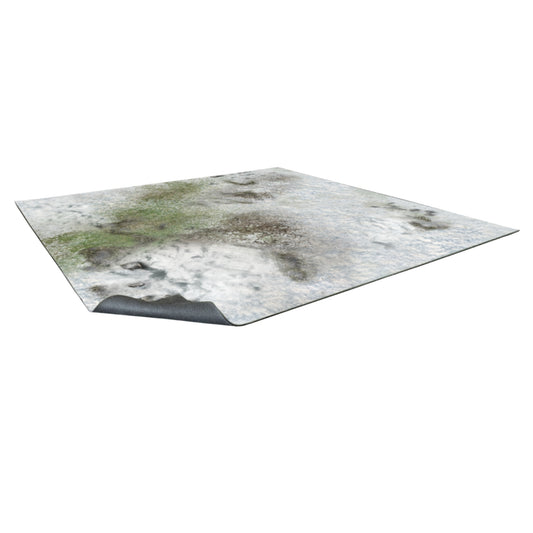 Mata do gry bitewnej Winter Snowscape 60x60 cm (2'x2') – widok z perspektywy: kwadratowa mata z nadrukiem zimowego pola bitwy w odcieniach białych i szarych z kępami zielonej trawy prześwitującej spod śniegu, szare kamienie i błotniste ślady, zagięty róg ukazuje szary spodni materiał antypoślizgowy, białe tło, Bolt Action, Warhammer 40000