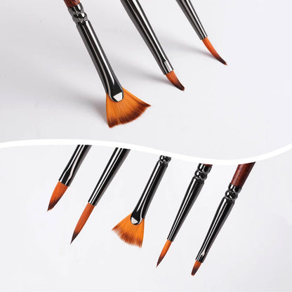 Nylon Micro Detail Brush Set Golden Maple – zbliżenie na włosie nylonowe pędzli: górny panel – 3 pędzle z czarnymi rączkami (fan brush z wachlarzowym włosiem, dwa round z precyzyjnym czubkiem) na szarym tle; dolny panel – 5 pędzli z czarnymi rączkami (fan brush, dwa round, dwa spotter) na białym tle; zbliżenie na pomarańczowe włosie nylonowe
