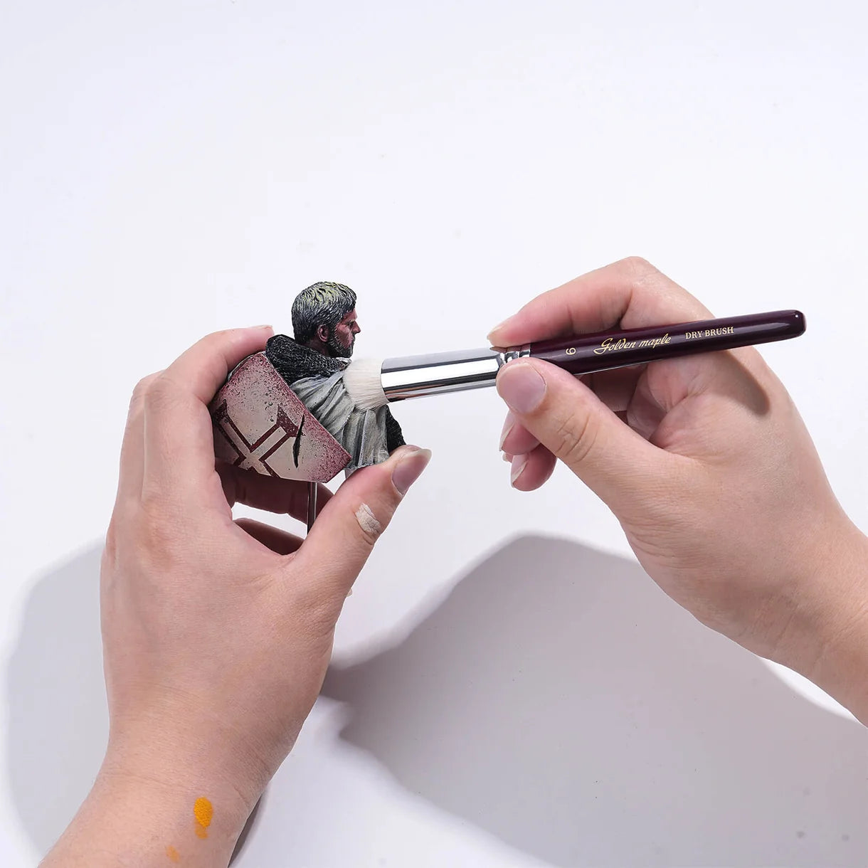 Malowanie figurki rycerza pędzlem do dry brushingu Golden Maple – technika suchego pędzlowania na modelu fantasy
