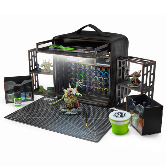 Portable Paint Station M – otwarta stacja z lampą LED, 50 butelkami farb, figurką Nurgle, matą A3, kubkiem GSW i szufladami, widok z przodu na białym tle