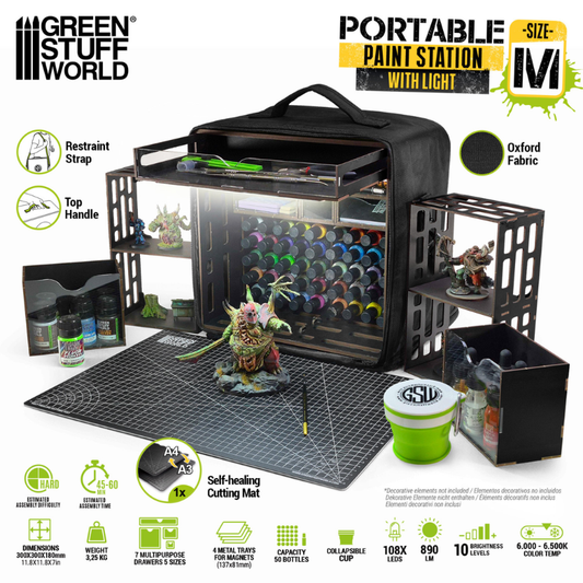 Green Stuff World Portable Paint Station M – otwarta stacja z lampą LED 108x, 50 butelkami farb, szufladami, matą A3 i figurką Nurgle, infografika z wymiarami 300x300x180mm
